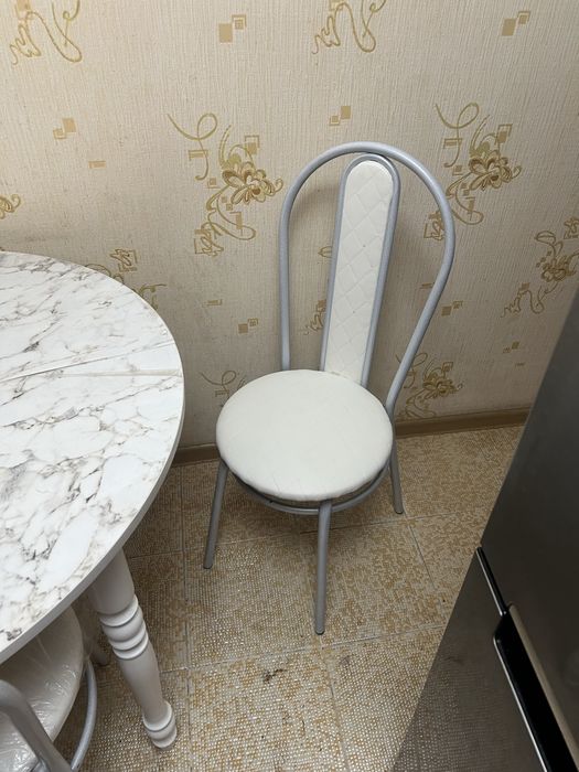 Продам кухонный стол со стульями