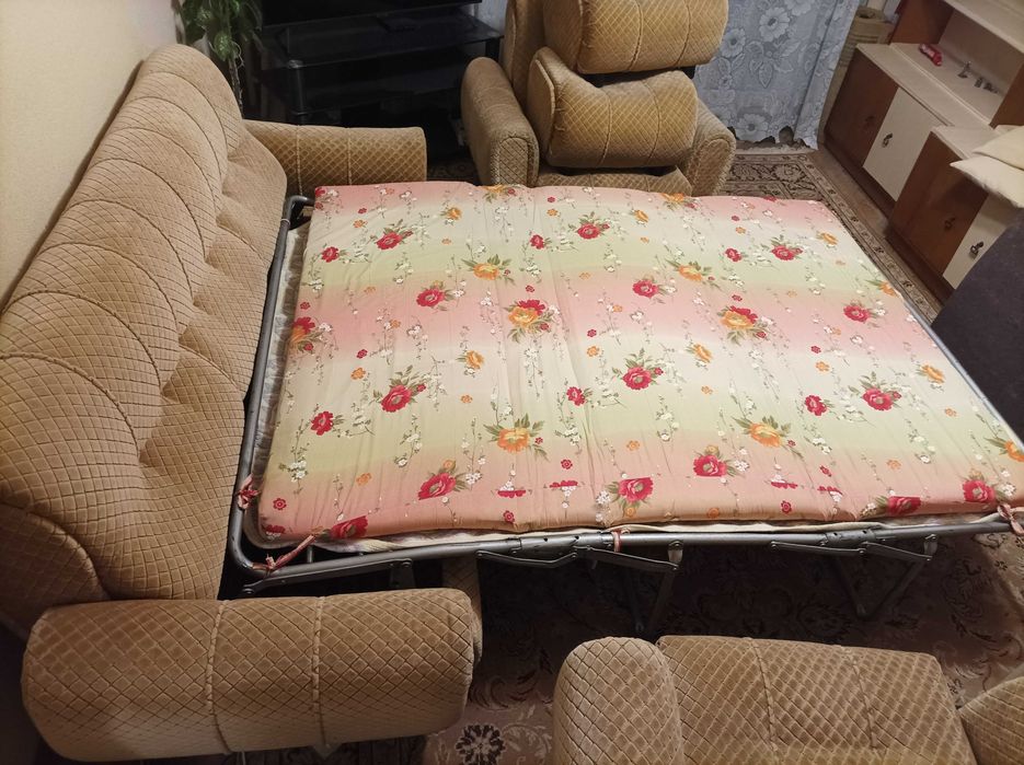 Продавам Холна гарнитура- разтегателен диван +2 фотьойла+ 2 табуретки