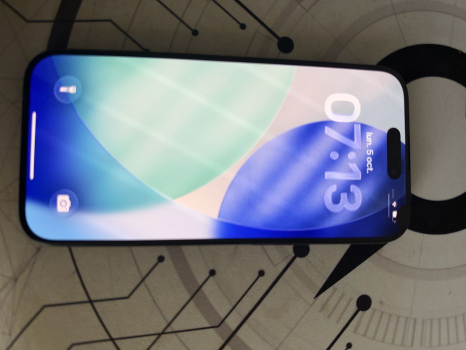 Vând iPhone 15 Pro, capacitate 256 GB, culoarea Black Titanium, în stare generală foarte bună.