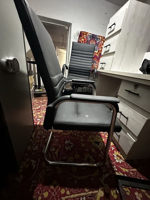 Продается письменый стол в хорошим состоянием Срочно