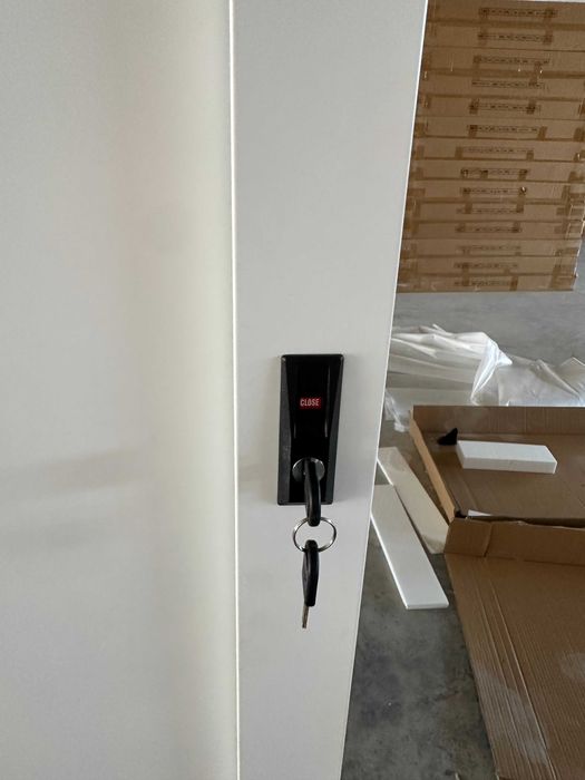 Temir shkaf sirpanma eshikli / Стальной шкаф с раздвижными дверями