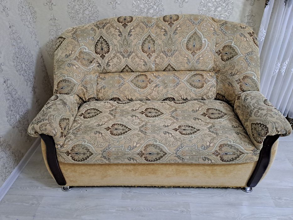 Диван и гарнитур в хорошем состоянии