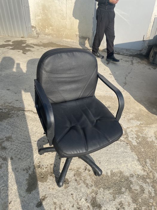 Офисное кожаное кресло, 1 штука.