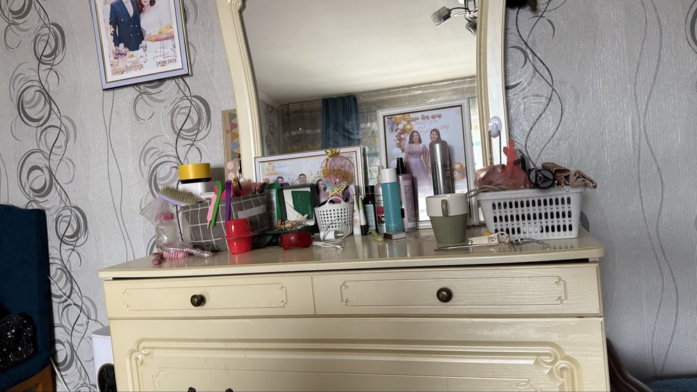 Срочно продам комод с зеркалом