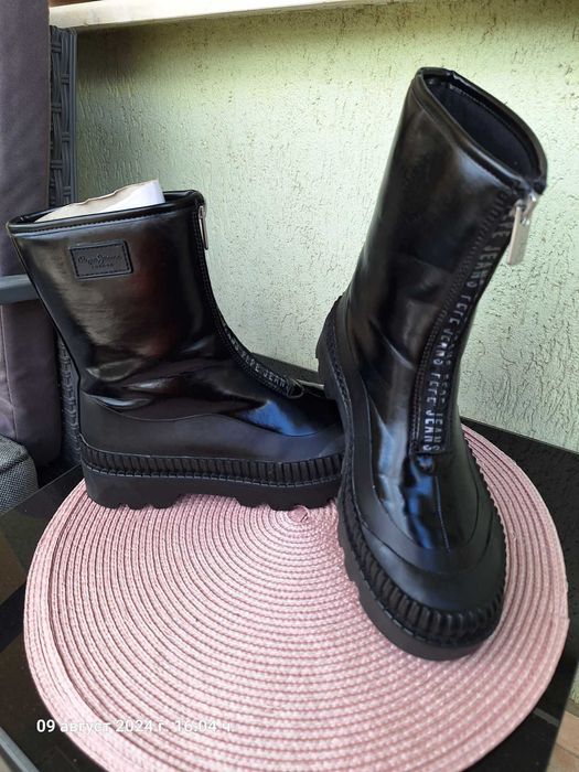 Продават се боти Pepe Jeans