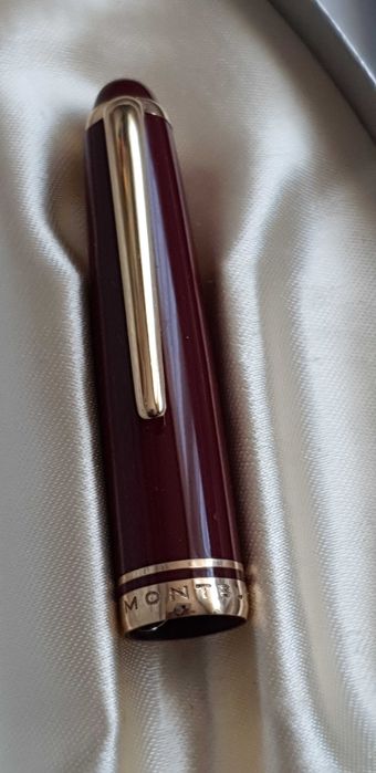 Писалка Montblanc 252 в цвят бордо със златен писец 585