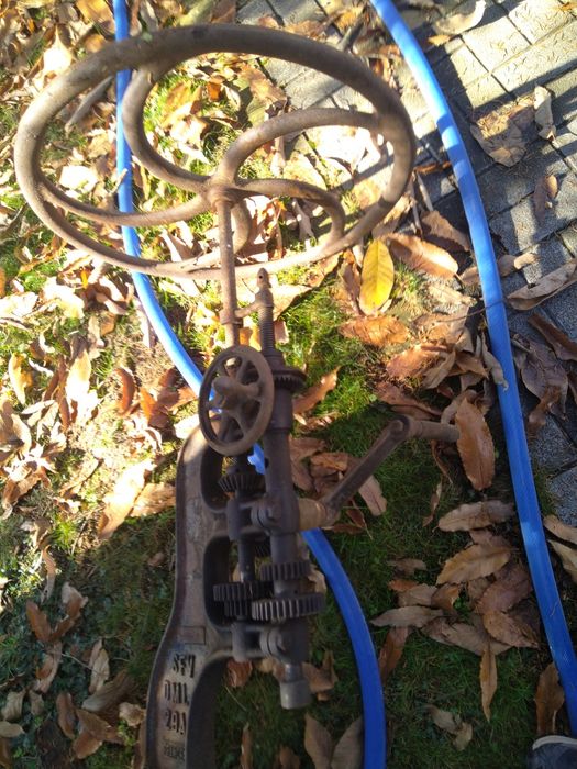 Продавам антикварна Френска ръчна настолна бормашина с менгеме