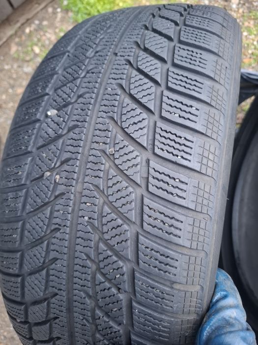 Vand 2 anvelope 205 50 17 bune de iarna