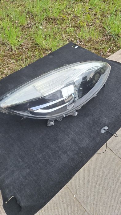 Far dreapta renault scenic.
