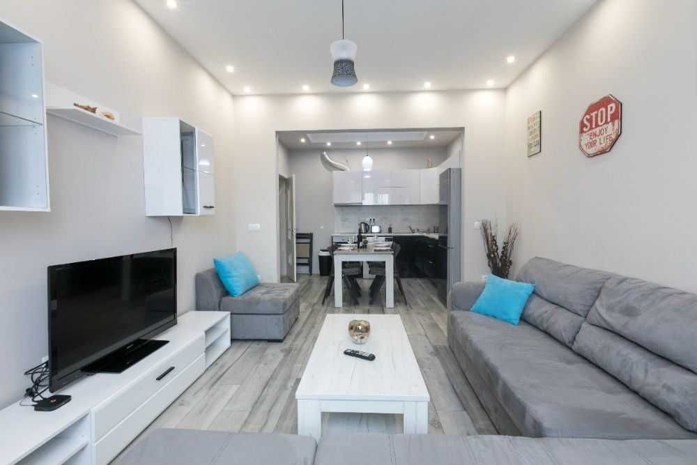 Продава се Тристаен апартамент в София, Център - 90 кв.м за 2445 €/кв.м - Снимка #2