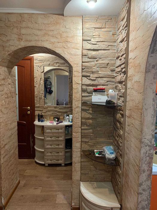 Продается  2 ком. Район 8 школы