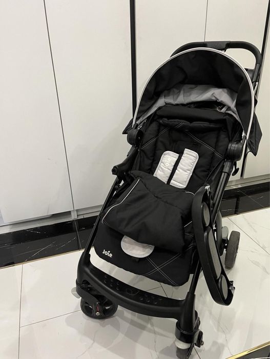 Детская коляска фирмы Joie