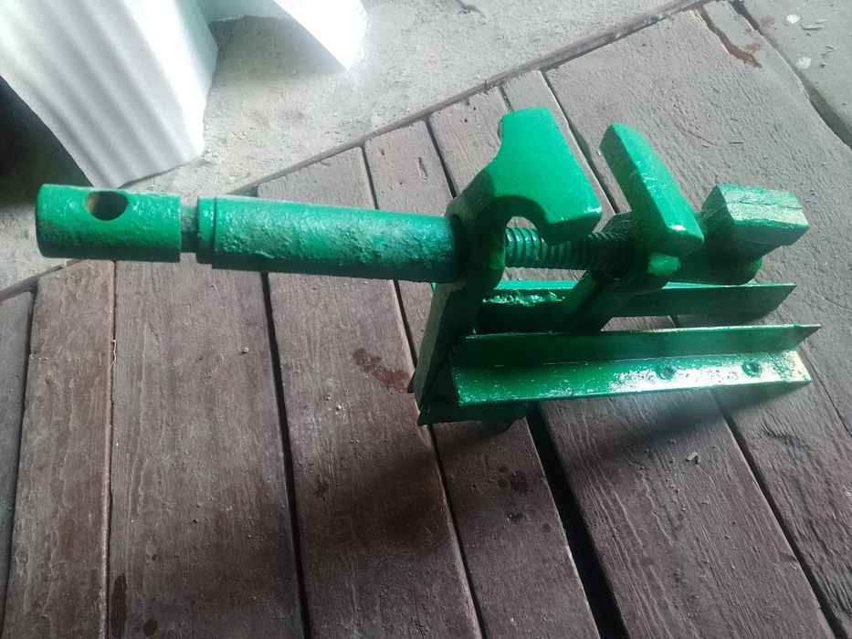 Тиски слесарные продам