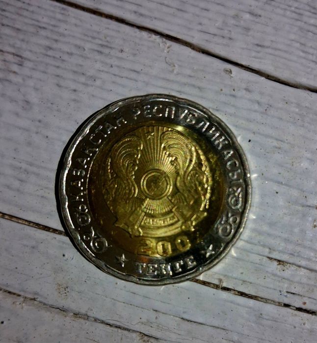 Продам монету 200тг и 100тг