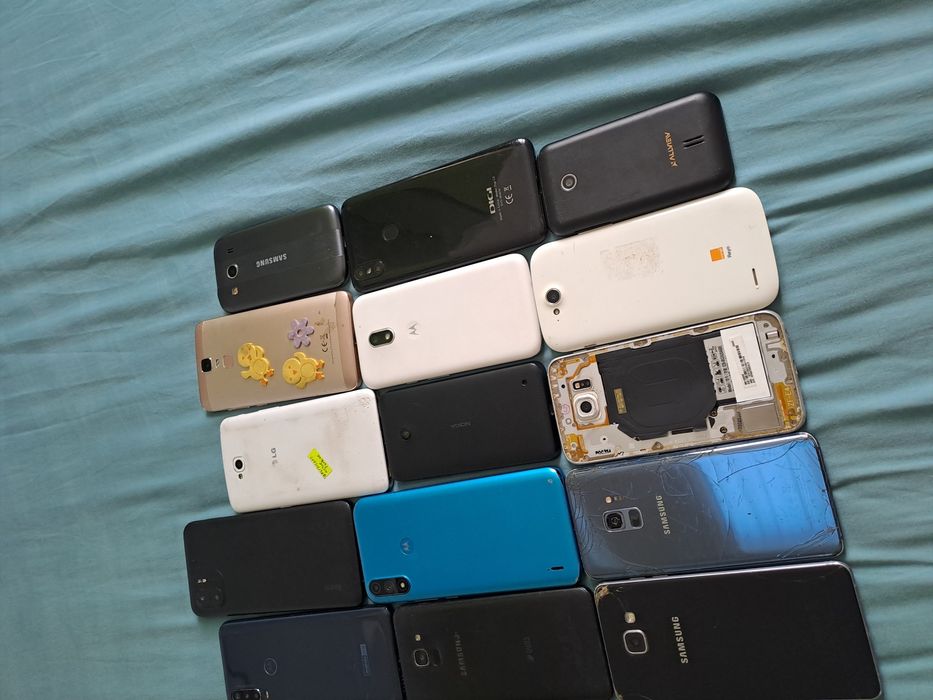 Vand lot 21 de telefoane defecte
