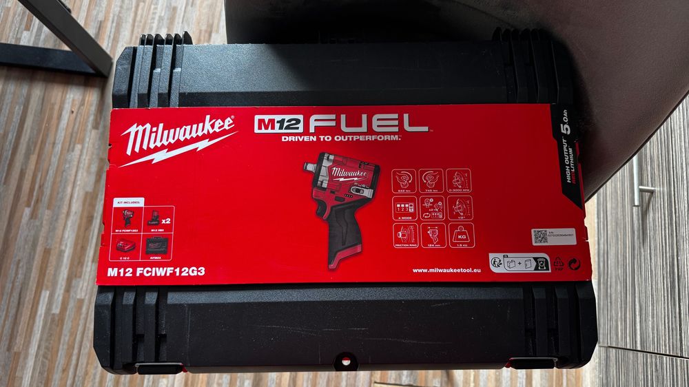 Комплект винтоверт,гайковерт и фенер Milwaukee M12