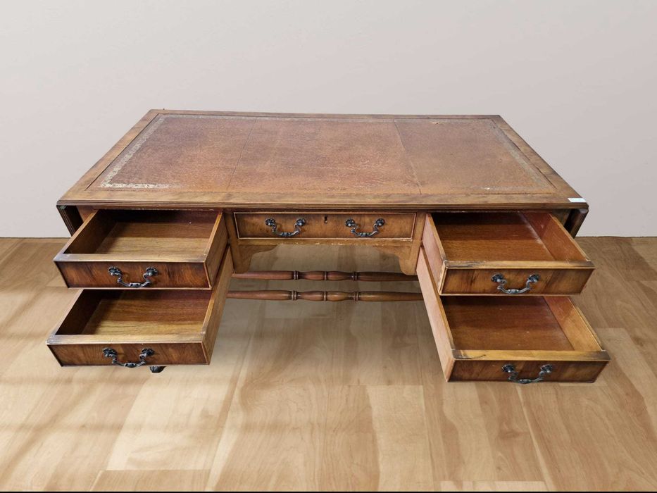 Разтегателно бюро от тисово дърво и плот от естествена кожа