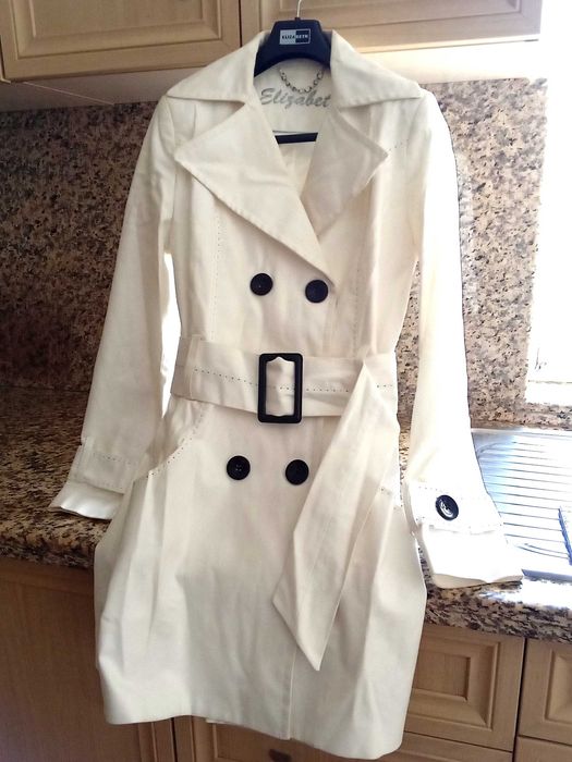 Бял тренчкот (шлифер) Elizabeth и черен къс шлифер Италия