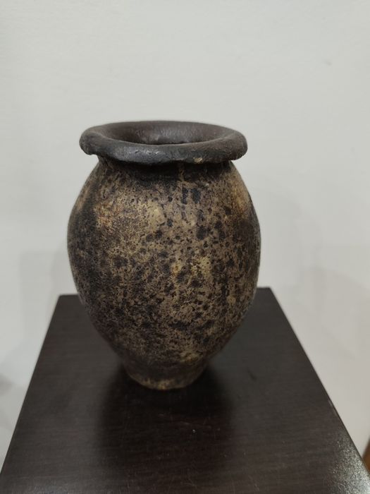 Красива ваза от плътна и тежка керамика.