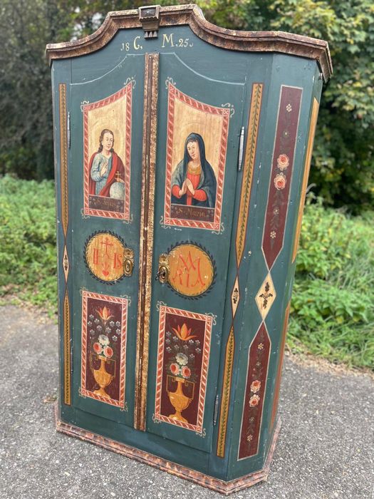 Dulap vechi de colecție