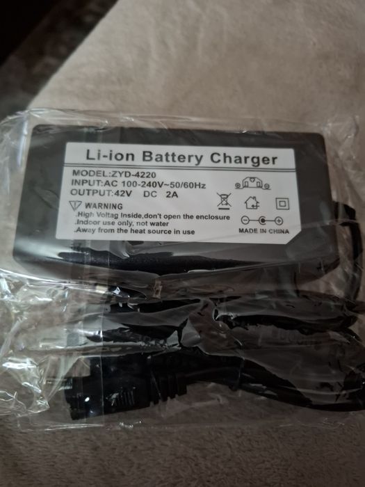 Încărcător baterie compatibil cu trotineta cu myria.