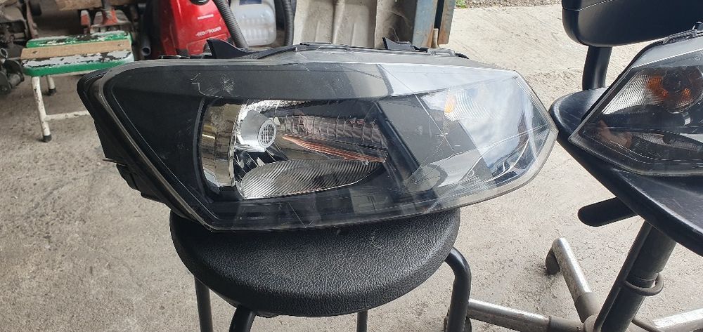 Far stânga și dreapta față Volkswagen Polo An 2012