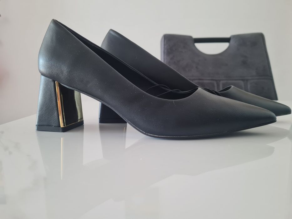 Reserved HOBИ обувки