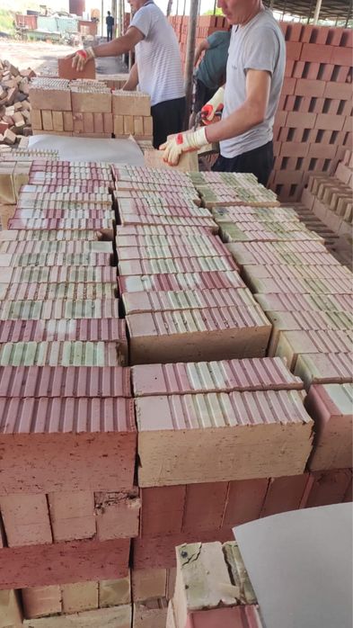 Красный жженый кирпич