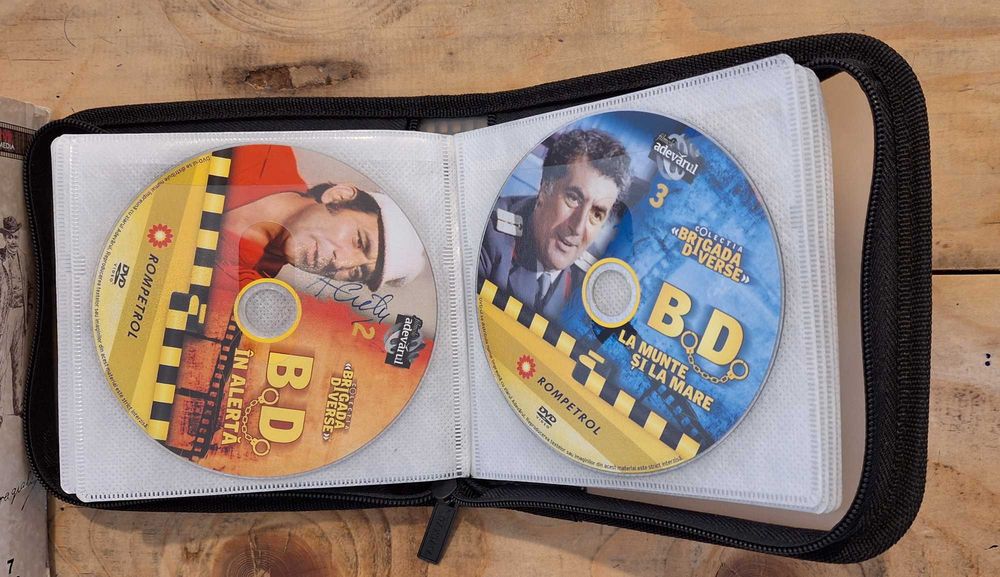 Particular! Geantă suport DVD-uri cu Filme de colecţie româneşti
