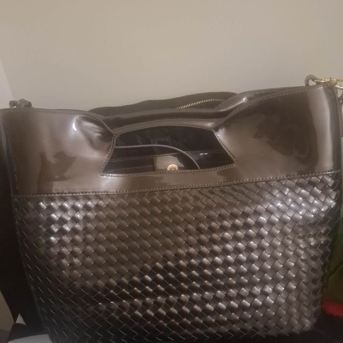 Лачена дамска чанта