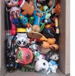 Vand o cutie cu diverse jucarii pentru copii