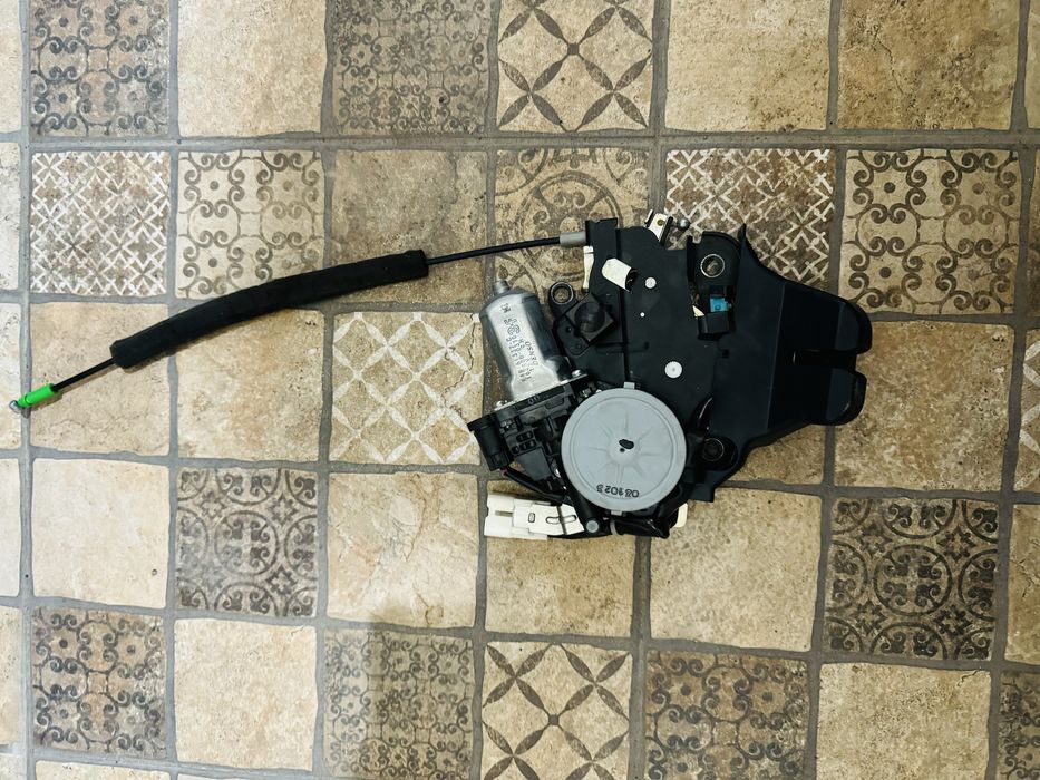 Продам замок багажника от Lexus Ls460