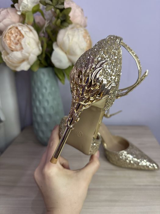 Чисто нови златни обувки