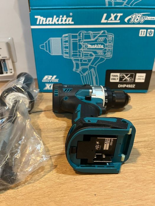 Bormasina Makita Autofiletanta DHP492 și pistol silicon Makita DCG180