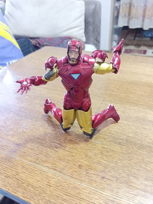 Продам игрушку железного человечеа