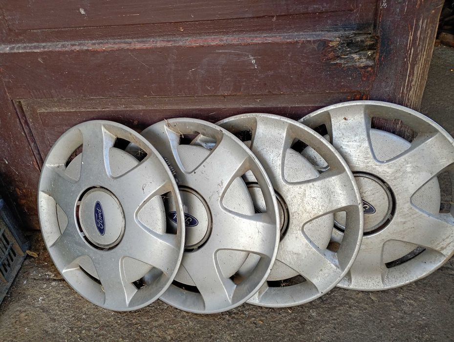 Vând capace originale Ford pe 15