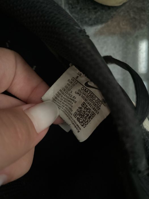 Черни маратонки Nike.