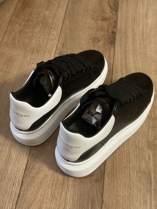 Vând Alexander McQueen