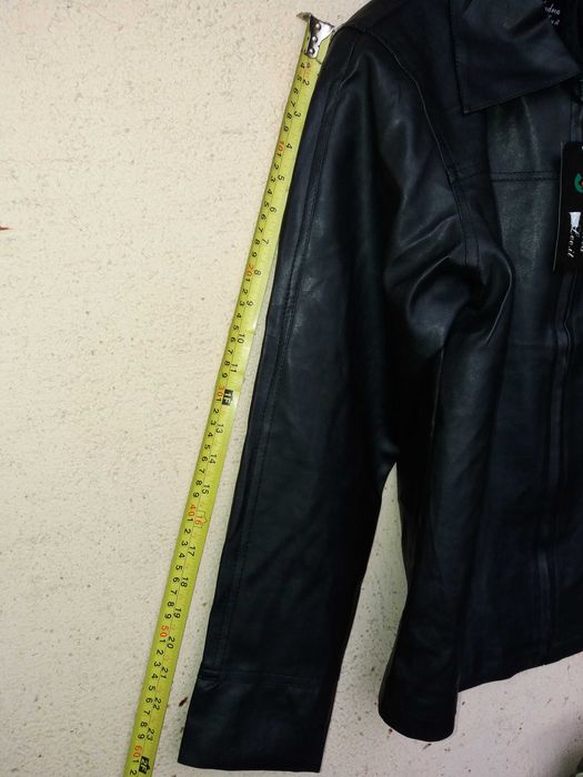 Geaca piele jacheta cu buzunar si fermoar la piept, 2 buzunare laterale si buzunar interior. Latime umeri 40cm, inaltime 66cm, maneci 60cm, talie 48cm