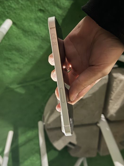 vand Iphone 14 silver