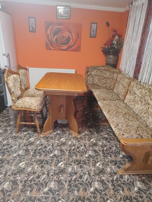 Colțar de bucătărie cu masă extensibilă și două scaune masive