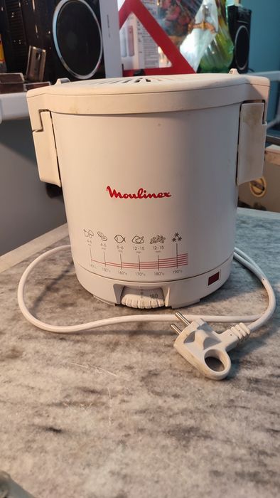Маленькая новая фритюрница Moulinex.