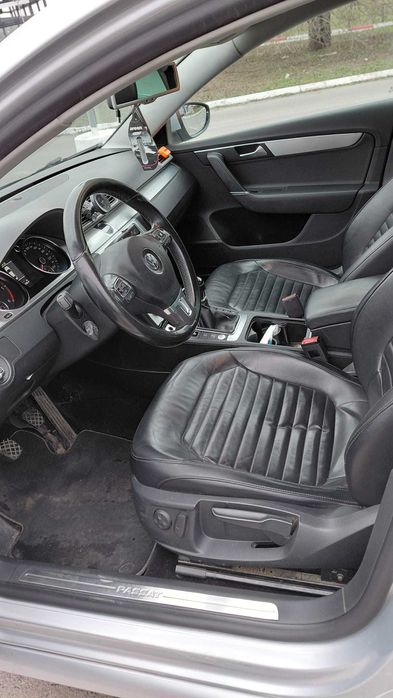 Vand VW Passat B7 Highline Berlina 2.0 TDI manuală