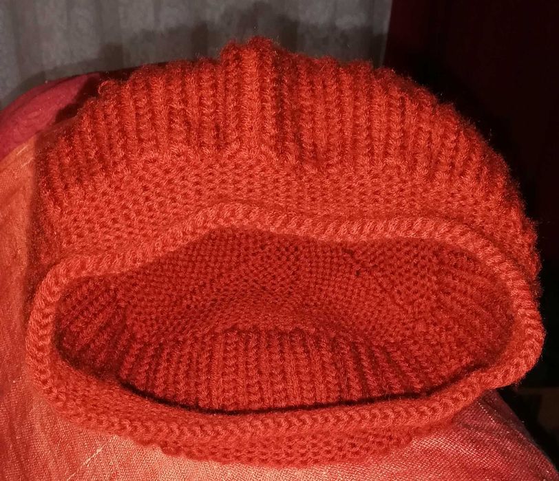 Дамска шапка таке, ръчно плетиво