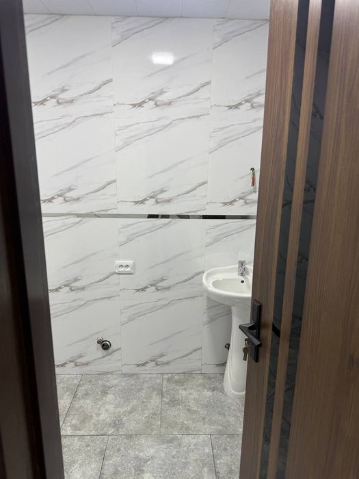 Sharq 1 tomonda 2 xonali uy sotiladi