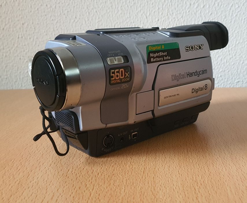 Vând cameră video digital  8 Sony DCR-TRV145E defectă