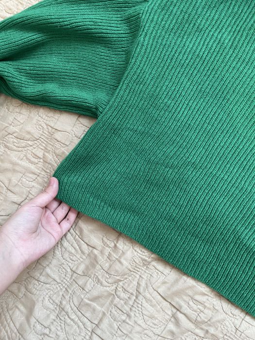 Зеленый укороченный свитер