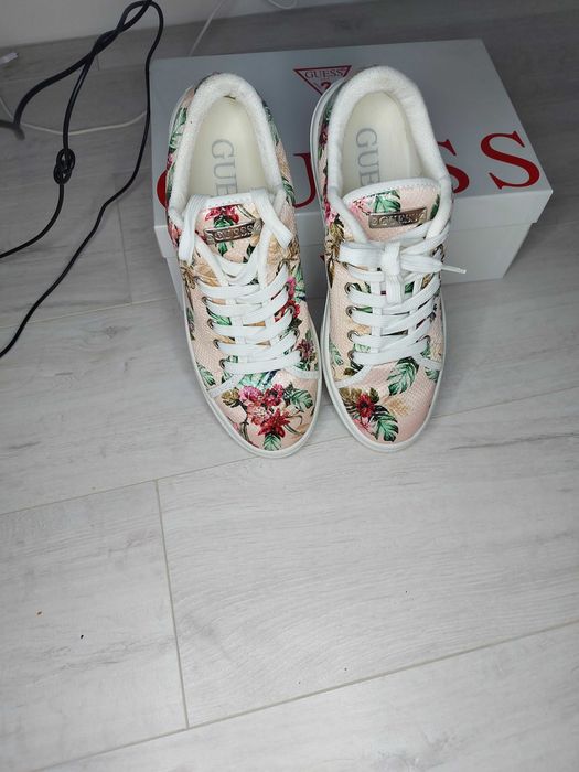 Adidasi GUESS  cu imprimeu floral