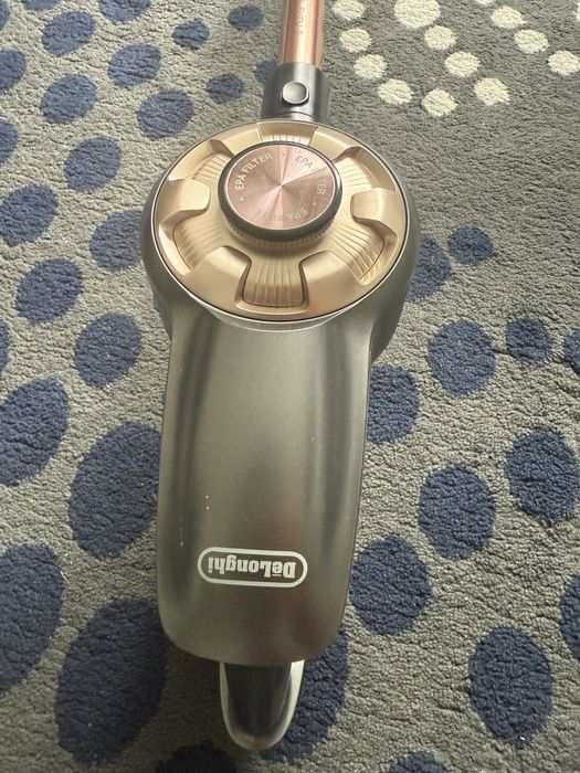 Вертикальный пылесос  delonghi xlm