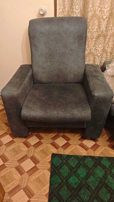 Диван советский, деревянный, реставрированный + 2 кресла